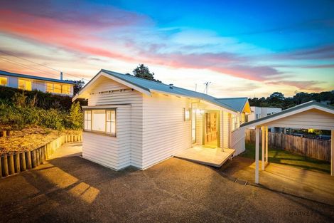 Photo of property in 16 Harrybrook Road, Green Bay, Auckland, 0604