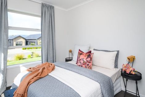 Photo of property in 15 Coutts Way, Fitzherbert, Palmerston North, 4410