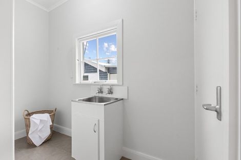 Photo of property in 36 Kingswood Street, Takaro, Palmerston North, 4412
