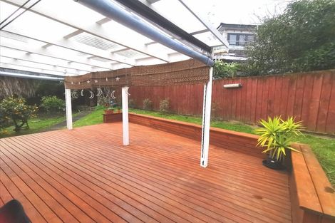 Photo of property in 17 Palmetto Place, Goodwood Heights, Auckland, 2105