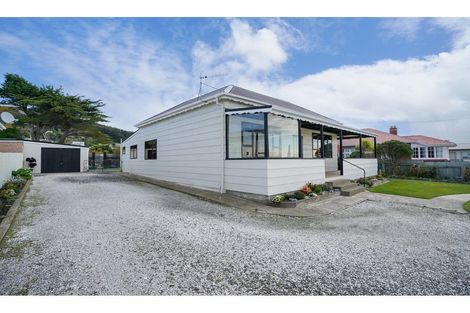 Photo of property in 220 Marine Parade, Bluff, 9814