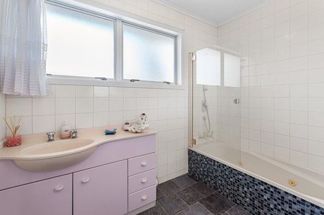 Photo of property in 98 Tiroroa Avenue, Te Atatu South, Auckland, 0610