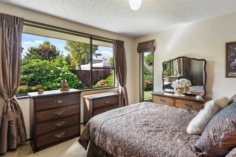Photo of property in 5 Calbreath Place, Russley, Christchurch, 8042