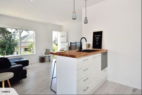 Photo of property in 2/40a Blakeborough Drive, Forrest Hill, Auckland, 0620