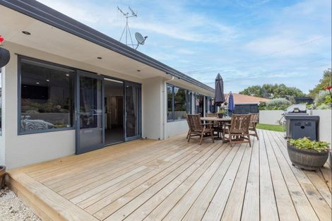 Photo of property in 11 Ruapehu Drive, Fitzherbert, Palmerston North, 4410