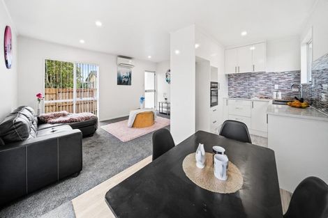 Photo of property in 1/3 Sparrow Place, Weymouth, Auckland, 2103