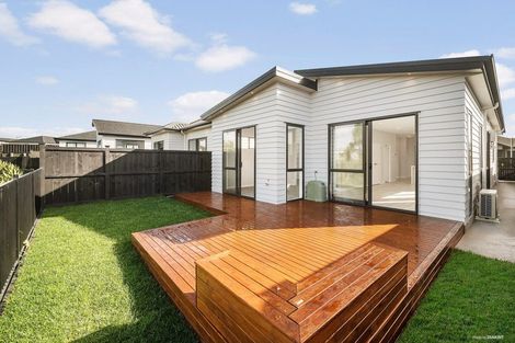 Photo of property in 31 Matahae Crescent, Wainui, 0932