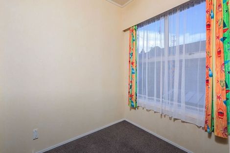 Photo of property in 2/10 Lambrown Drive, Totara Vale, Auckland, 0629