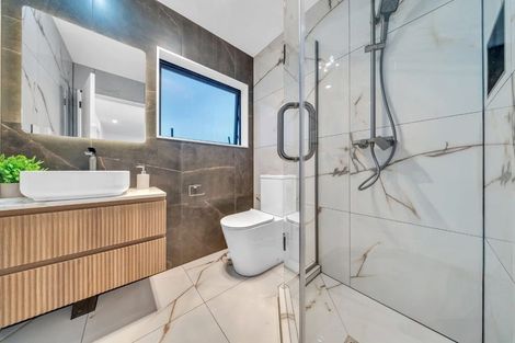 Photo of property in 106b Edgewater Drive, Pakuranga, Auckland, 2010