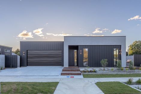 Photo of property in 32 Memorial Drive, Hokowhitu, Palmerston North, 4410