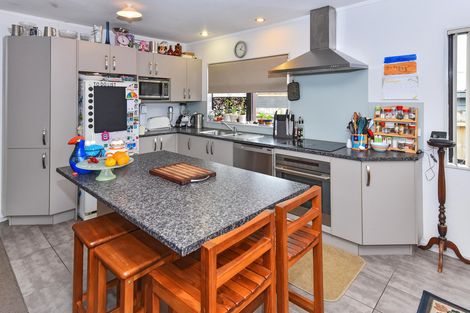 Photo of property in 8 Hadley Wood Drive, Wattle Downs, Auckland, 2103