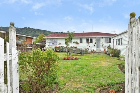 Photo of property in 28 Brightwater Crescent, Totara Park, Upper Hutt, 5018