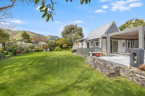 Photo of property in 16 Karu Crescent, Waikanae, 5036