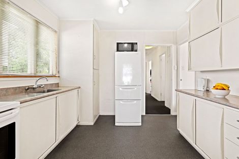 Photo of property in 2/99 Hobsonville Road, West Harbour, Auckland, 0618