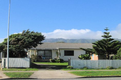 Photo of property in 27 Reeves Street, Waikanae Beach, Waikanae, 5036
