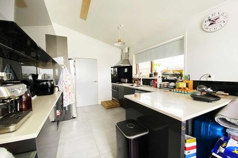 Photo of property in 46 Target Road, Totara Vale, Auckland, 0629