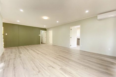 Photo of property in 13 Halcombe Place, Green Bay, Auckland, 0604