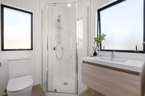 Photo of property in 2/12 Helicon Place, Totara Vale, Auckland, 0629