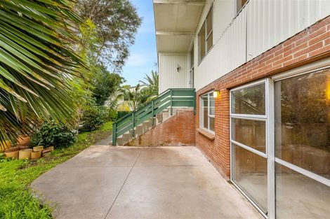 Photo of property in 16 Springside Place, New Lynn, Auckland, 0600