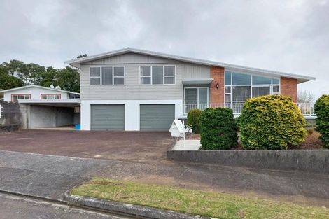 Photo of property in 2 Onslow Place, Merrilands, New Plymouth, 4312