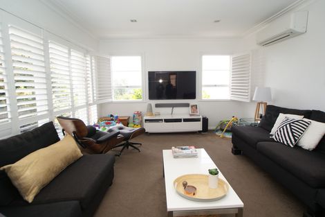 Photo of property in 33 Fairlands Avenue, Waterview, Auckland, 1026
