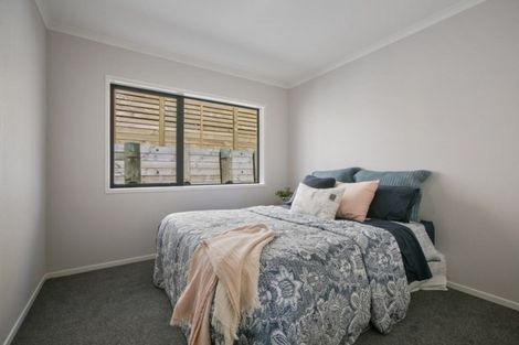 Photo of property in 2 Oakmont Crescent, Waiwhakaiho, New Plymouth, 4312