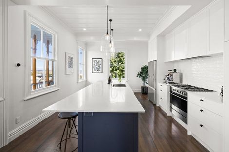 Photo of property in 15 Sealy Road, Bluff Hill, Napier, 4110