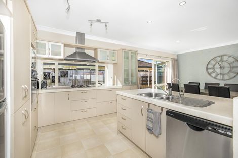 Photo of property in 28 Belfry Place, Wattle Downs, Auckland, 2103