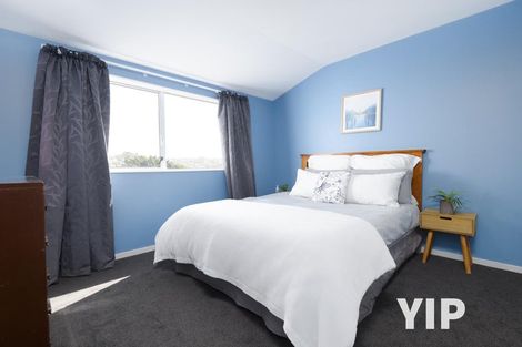 Photo of property in 2/25 Kingsbridge Place, Newlands, Wellington, 6037