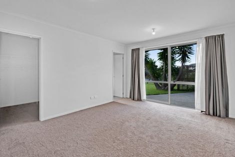 Photo of property in 17 Heta Road, Highlands Park, New Plymouth, 4312