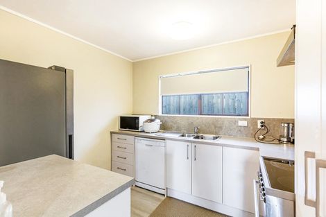 Photo of property in 2/124 Waimumu Road, Massey, Auckland, 0614