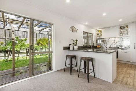Photo of property in 17 Woodridge Avenue, Northcross, Auckland, 0630