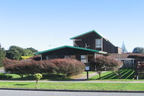 Photo of property in 26 Reeves Street, Waikanae Beach, Waikanae, 5036