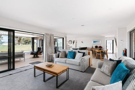 Photo of property in 26 Harbour View Road, Omokoroa, 3114