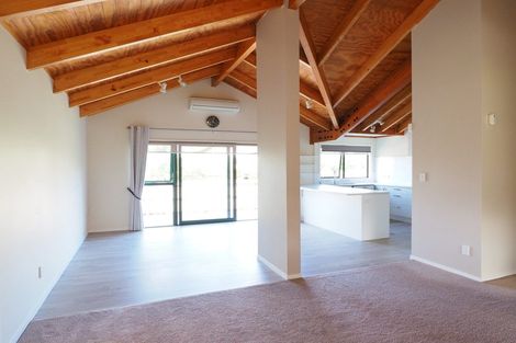 Photo of property in 9 Graven Court, Henderson, Auckland, 0612