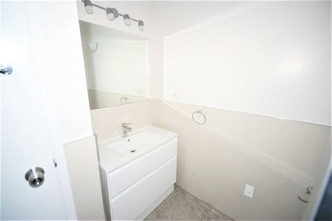 Photo of property in 2/64 Exmouth Road, Northcote, Auckland, 0627