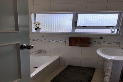 Photo of property in 3 Larne Avenue, Pakuranga Heights, Auckland, 2010