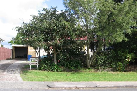Photo of property in 15 Ozich Avenue, Te Atatu South, Auckland, 0610