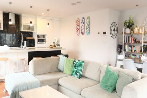 Photo of property in 30a Schnapper Rock Road, Schnapper Rock, Auckland, 0632