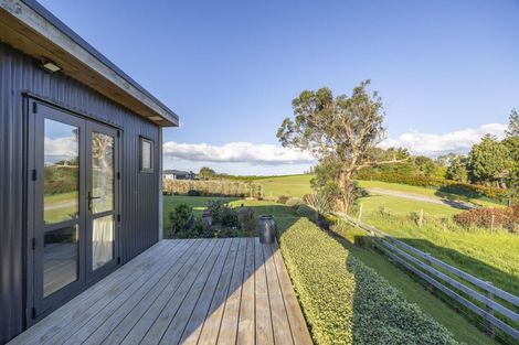 Photo of property in 44b Crosland Road, South Head, 0874