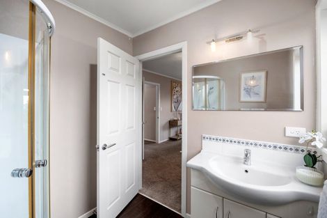 Photo of property in 5 Ruske Place, Grandview Heights, Hamilton, 3200