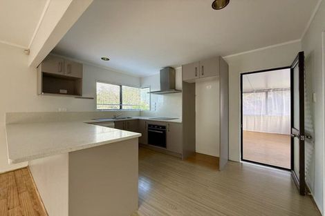 Photo of property in 33 Lagoon Way, West Harbour, Auckland, 0618