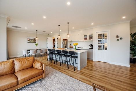 Photo of property in 44 Vaucluse Heights, Fitzherbert, Palmerston North, 4410