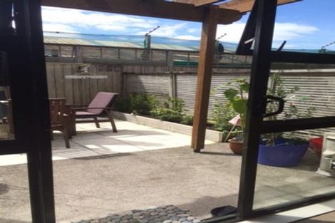 Photo of property in 10/17 Harbour View Road, Te Atatu Peninsula, Auckland, 0610