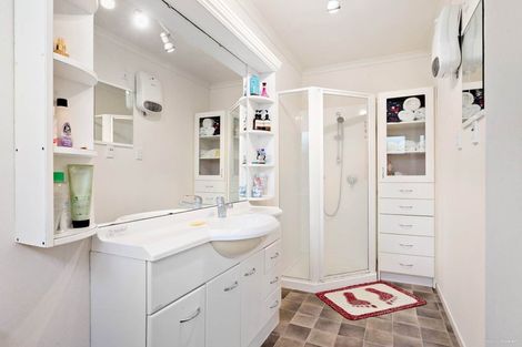 Photo of property in 15 Ryehill Close, New Lynn, Auckland, 0600