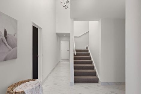 Photo of property in 8 Elizabeth Place, Kelvin Heights, Queenstown, 9300