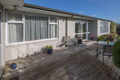 Photo of property in 6 Shirldale Place, Avonhead, Christchurch, 8042