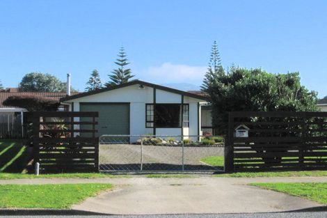 Photo of property in 24 Reeves Street, Waikanae Beach, Waikanae, 5036