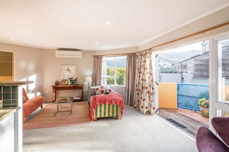 Photo of property in 5 Erskine Close, Island Bay, Wellington, 6023