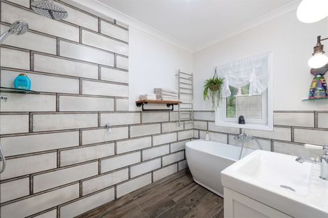 Photo of property in 408b Scenic Drive, Waiatarua, Auckland, 0612